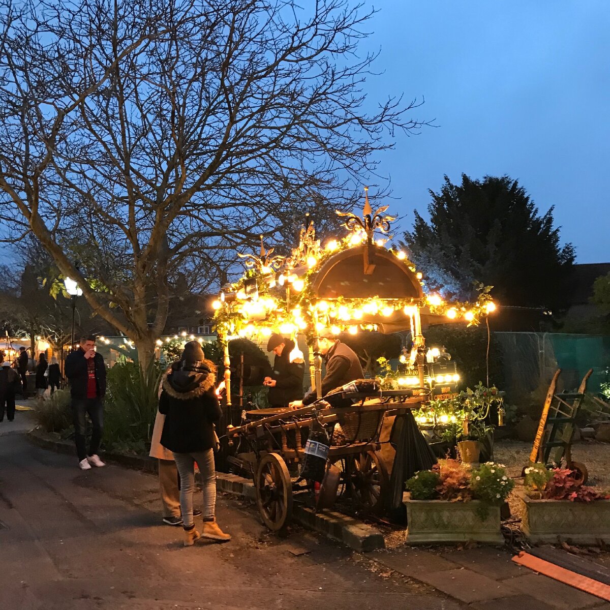 Тележка с жареными каштанами. Этот деликатес - традиционное рождественское лакомство на английской ярмарке. Винчестер, 2019. Фотография из личного архива 