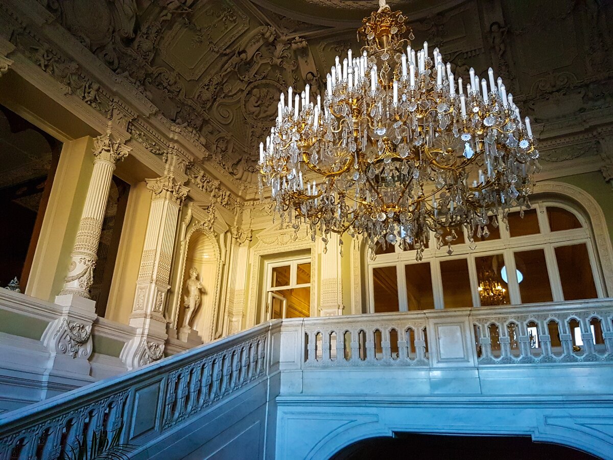 Люстра над парадной лестницей ©НЕтюлений отдых