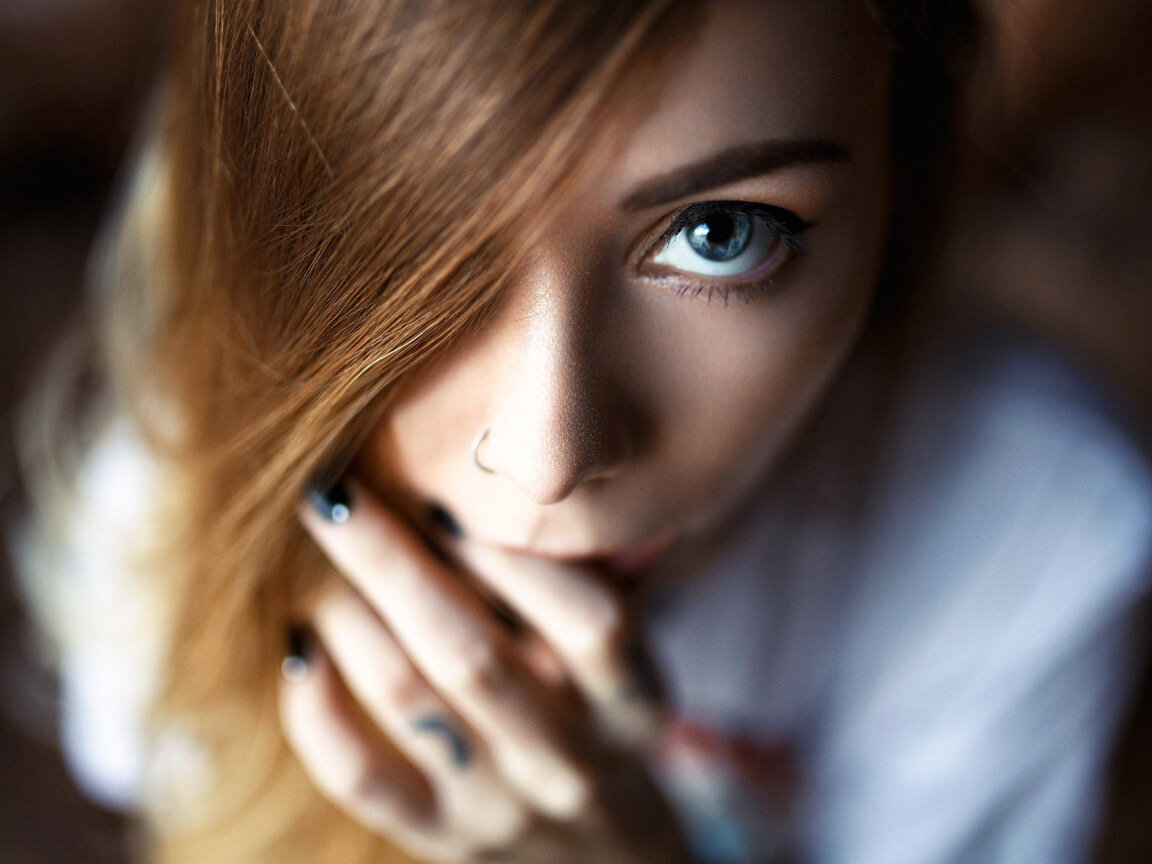 С наступлением теплой погоды проблема кровососов волнует многих и ощущается особенно остро. Изучение жизненного цикла насекомого не избавит от укусов, но поможет понять, зачем комарам пить кровь теплокровных.
Согласно исследованиям, на человека или животных нападают только оплодотворенные самки комаров. Питье крови для них – действенный способ наверняка продолжить свой род, что объясняется наличием в плазме и эритроцитах достаточного количества белка.
