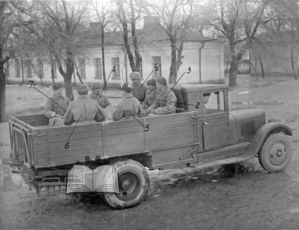 Самоходная минометная установка М-4 на шасси ЗИС-5, походное положение.