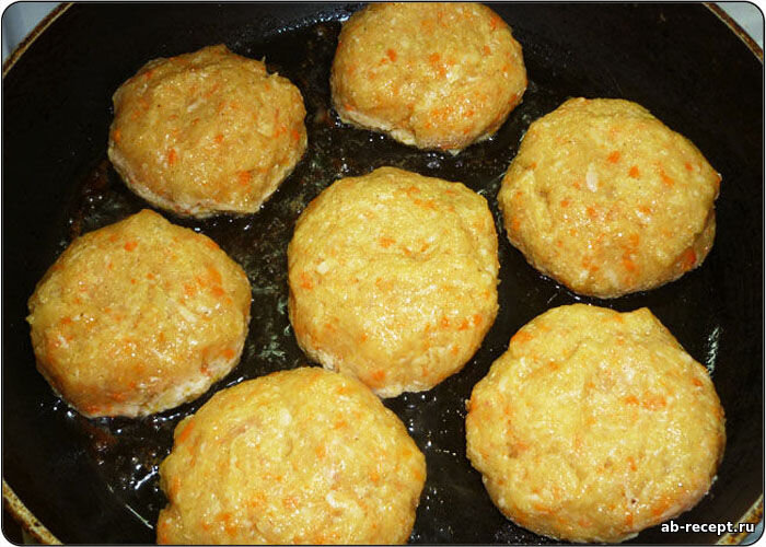 Куриные котлеты с морковью и луком. Курино морковные котлеты. Куриные котлеты с морковью. Куриные котлеты с морковью и сыром. Куриные котлеты с сыром.