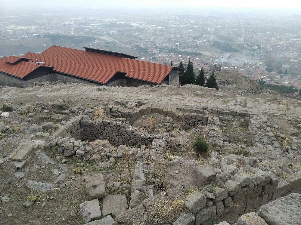 Современный вид на здание Z с акрополя Пергама.
