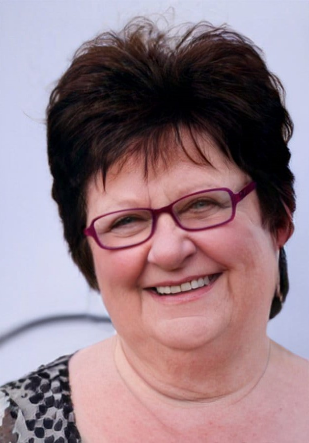 Должны ли пожилые люди помогать своим детям и внукам? С одной стороны, у нас выросли целые поколения, воспитанные бабушками и дедушками. С другой стороны, современные пенсионеры не спешат посвятить себя целиком заботе о молодом поколении. Хлебнув сложностей во времена перестройки экономических реформ, сейчас эти люди хотят пожить для себя. И при этом не испытывают особых угрызений совести.