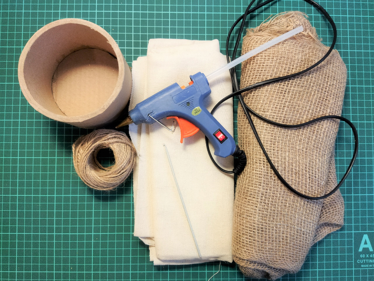Материалы: заготовка органайзера, отбеленная мешковина, мешковина редкого переплетения, термопистолет, джут, крючок 2,5 мм