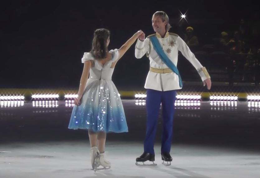 Юлия Липницкая и Евгений Плющенко в ледовом шоу "Золушка". Источник фото: YouTube канал Svetapoln.