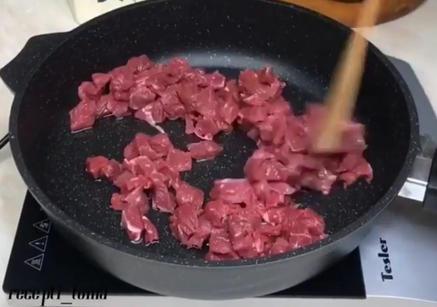 Мясо обжарить