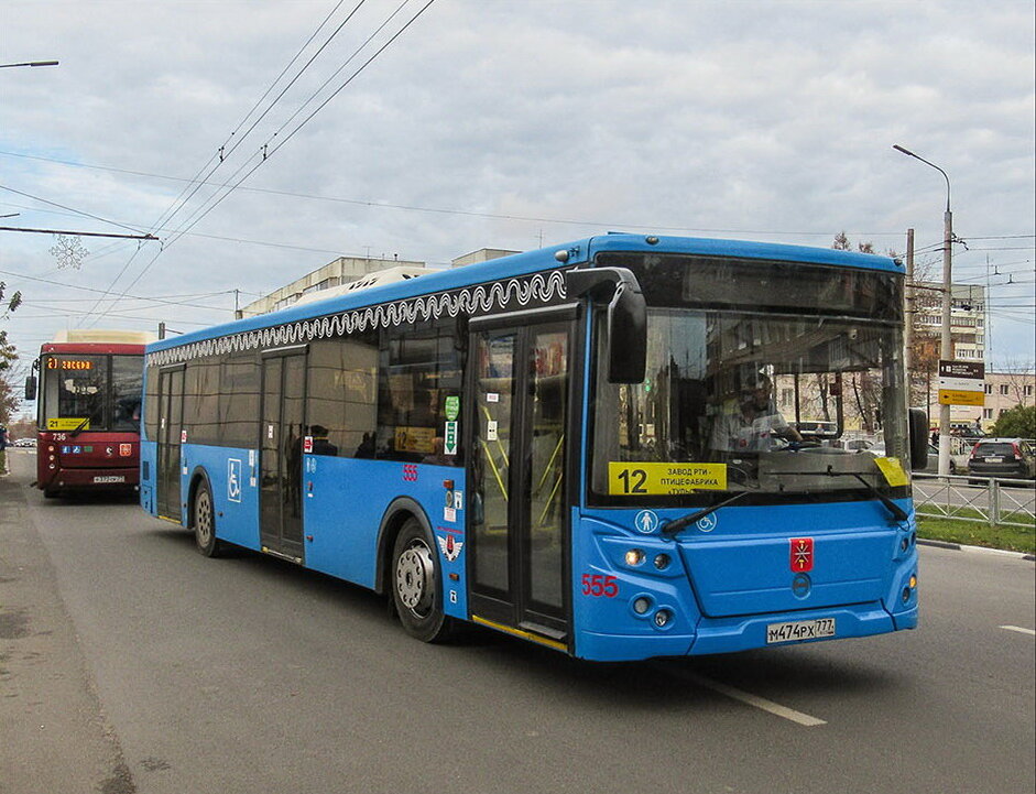 Автобус ЛиАЗ-5292.65, подаренный Москвой в 2019 году, на момент передаче Туле он был практически новым, год выпуска 2017, но некоторые туляки почему-то не хотят ездить на московском "хламе", при том, что представленный на фото автобус является лучшей моделью городского автобуса в Туле на данный момент, фото автора