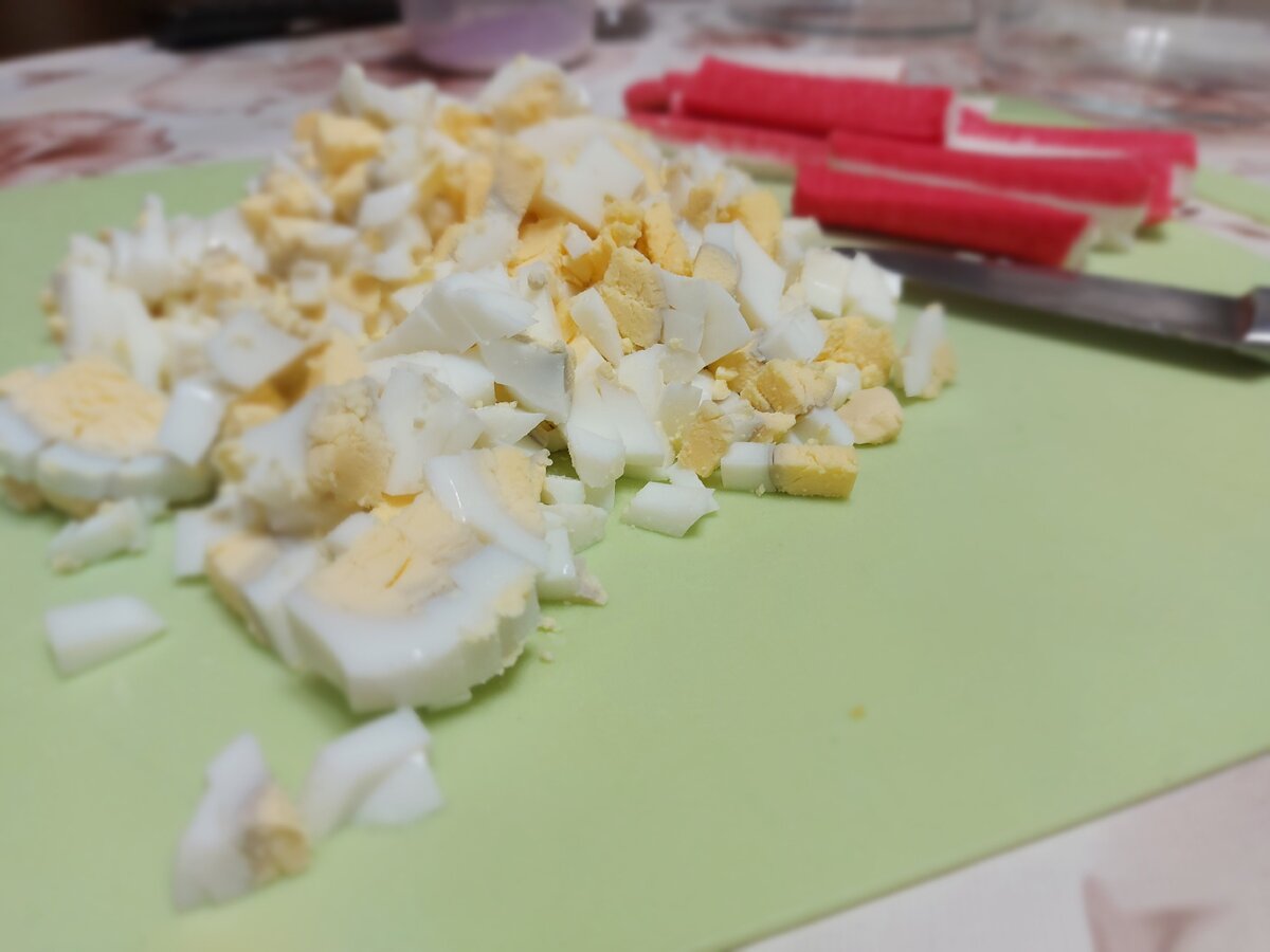 Меленько порезанный яйца.