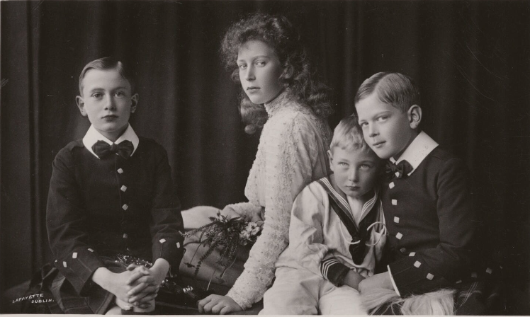 Почтовая открытка. Слева направо: принц Генрих, принцесса Мэри, принц Джон, принц Георг