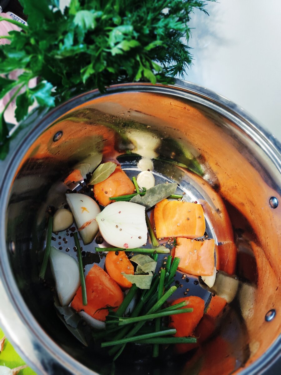 В кастрюлю складываем морковь, пару зубков чеснока, лук с кожурой, обрезки зелени какие есть, лавровый лист, перец горошком и зерна кориандра. 