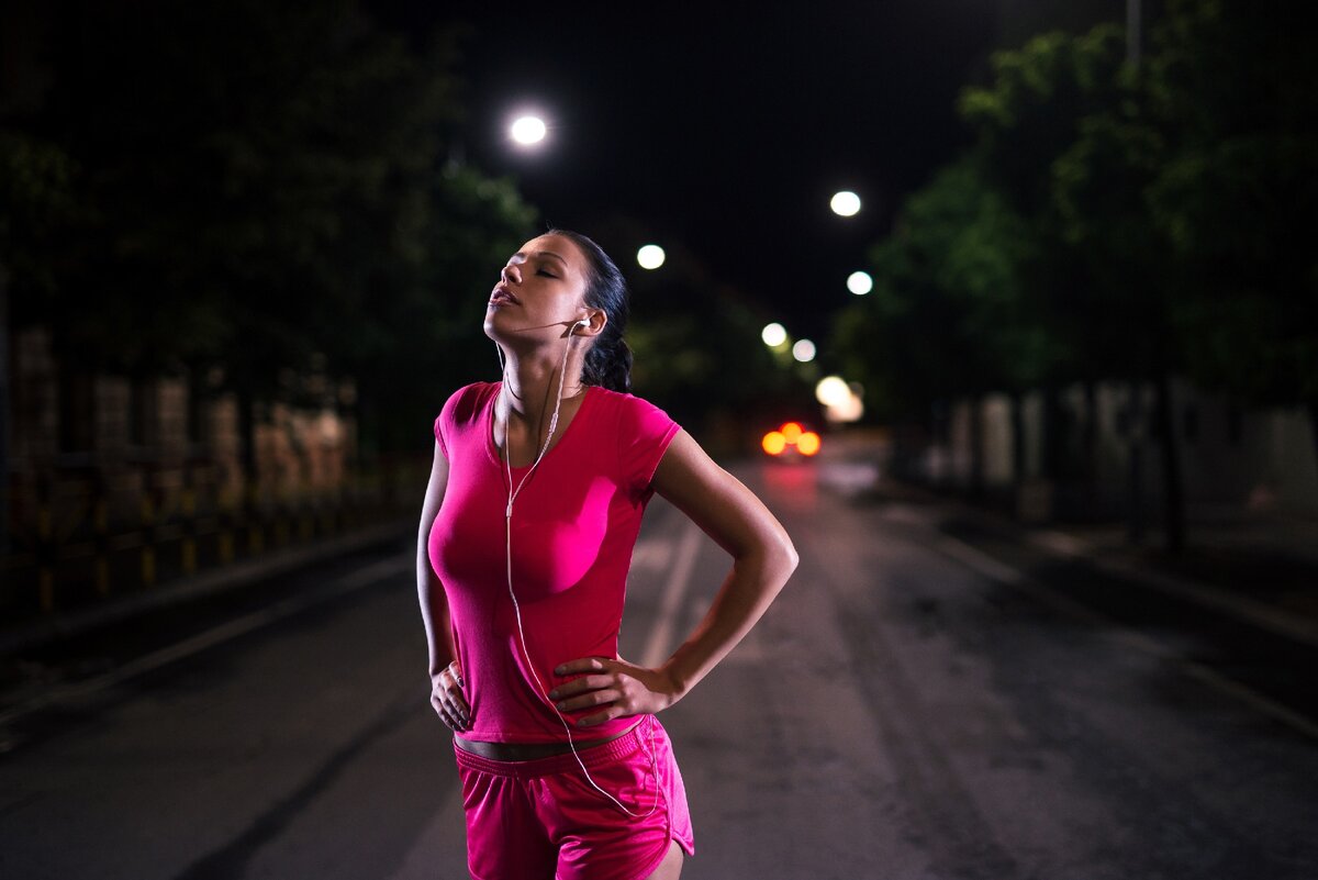 Тренировка в вечернее время. Вечерняя пробежка. Девушка бежит. Девушка на пробежке вечером. Девушка спорт бег.