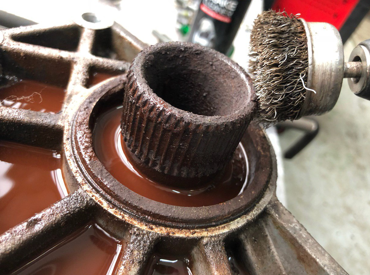 Со временем, в процессе эксплуатации, на Корейских машинах с полным приводом, возникает  вымывание смазки в чашке дифференциала через "задубевший" сальник. Происходит это от попадания снега, грязи, пыли, воды и т.д. - узел этот ("раздатка") технически ослаблен и не доработан.