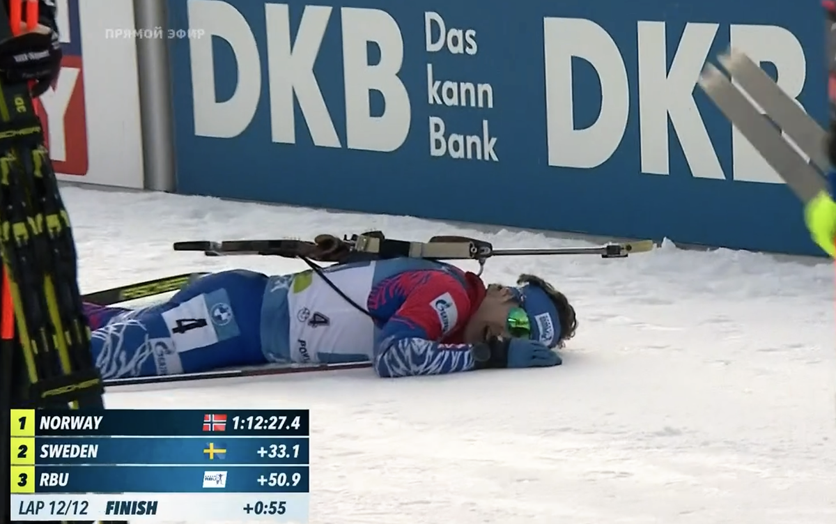 Эдуард Латыпов без сил на финише эстафеты чемпионата мира 2021 в Поклюке. 