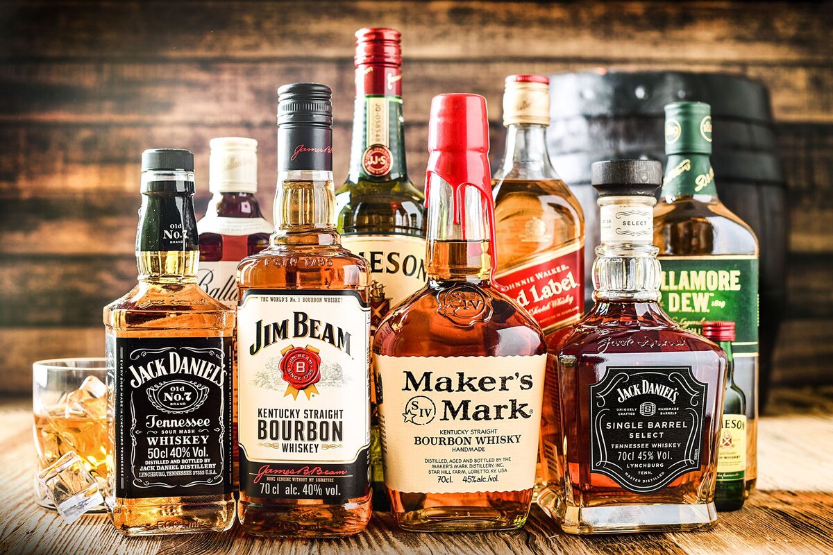 Booze, firewater, sauce, spirit, juice, moonshine - все эти слова в английском обозначают выпивку.