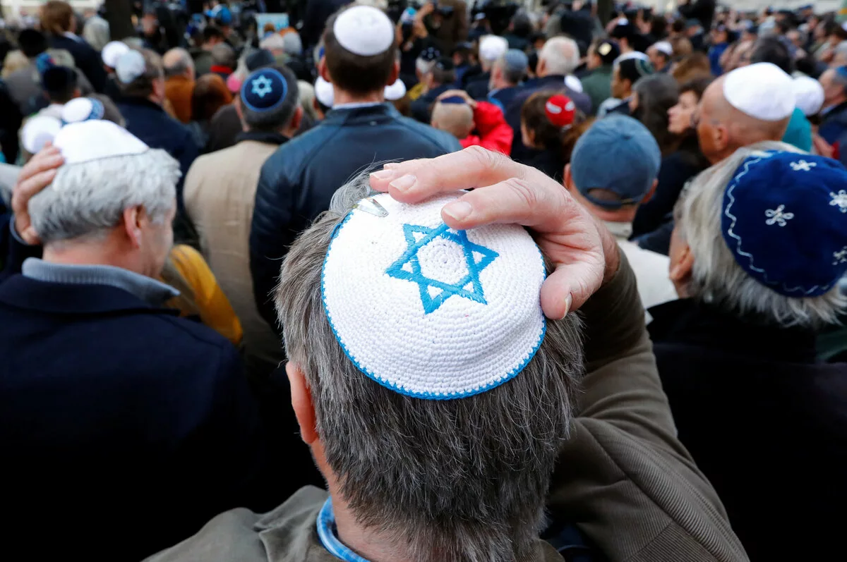 Шапочка евреев называется. Еврейская шапочка ермолка. Ермолка тюбетейка. Еврейская шапка штраймл. Иудаизм ермолка.