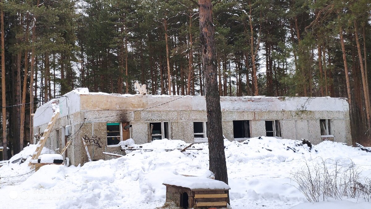 После очистки крыши от снега за работу принялись уже наемные рабочие и очистили крышу от всего лишнего, что было на крыше. В итоге вокруг здания появились горы строительного мусора.