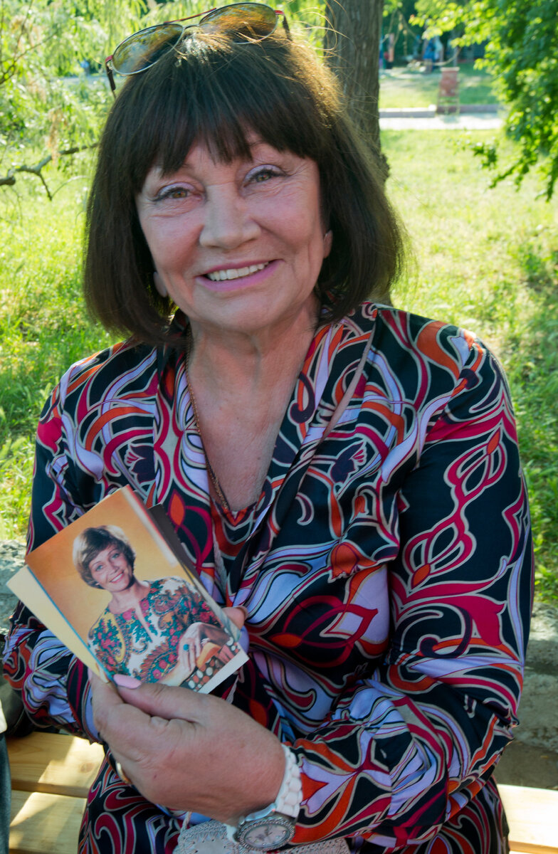 Лариса ЛУЖИНА