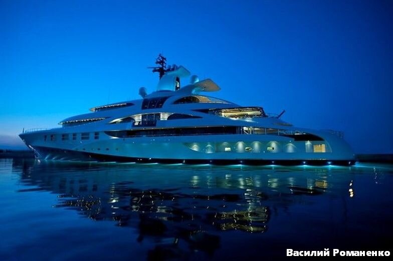 Прохоров прославился вечеринками в Куршевеле и предвыборной борьбой с самим Путиным. В сумерках действительно выглядит как космический крейсер.
