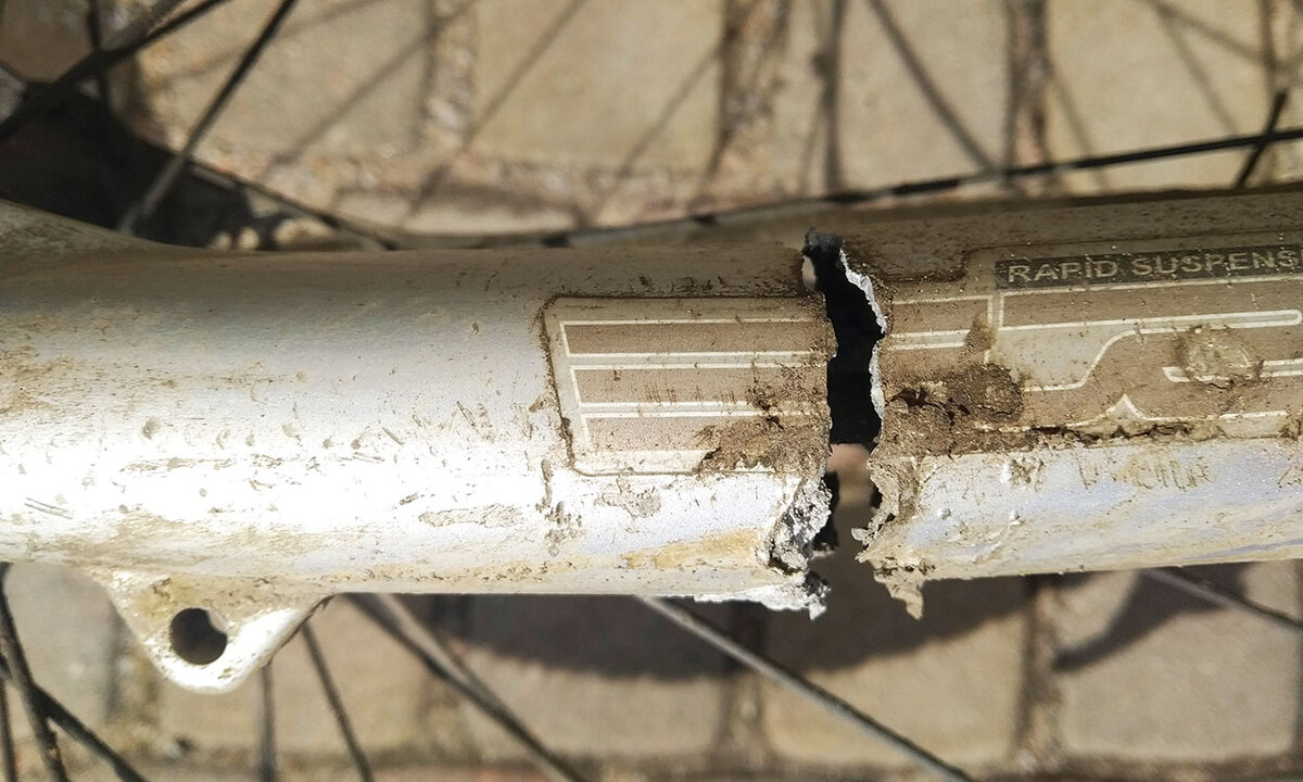 вот что случилось с вилкой. дальше я пошёл пешком... фото автора.