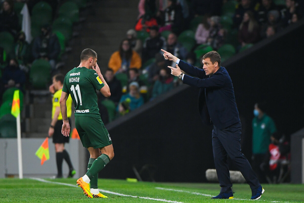Виктор Ганчаренко даёт указания Алексею Ионову (fckrasnodar.ru)