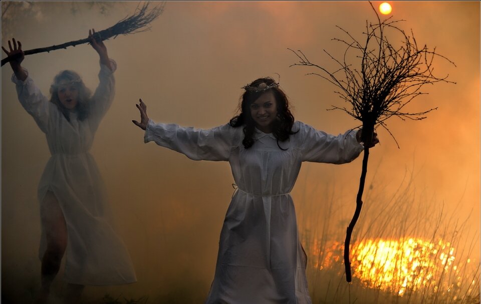 ВАльпургиева ночь - это традиционный весенний языческий праздник европейских народов, посвященный плодородию, который отмечается в ночь с 30 апреля на 1 мая. На Руси когда-то тоже отмечали этот праздник.