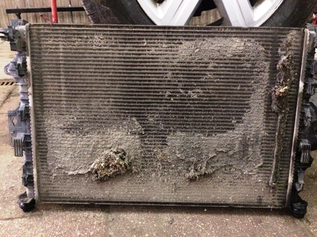                                           Автомобильный радиатор засоренный