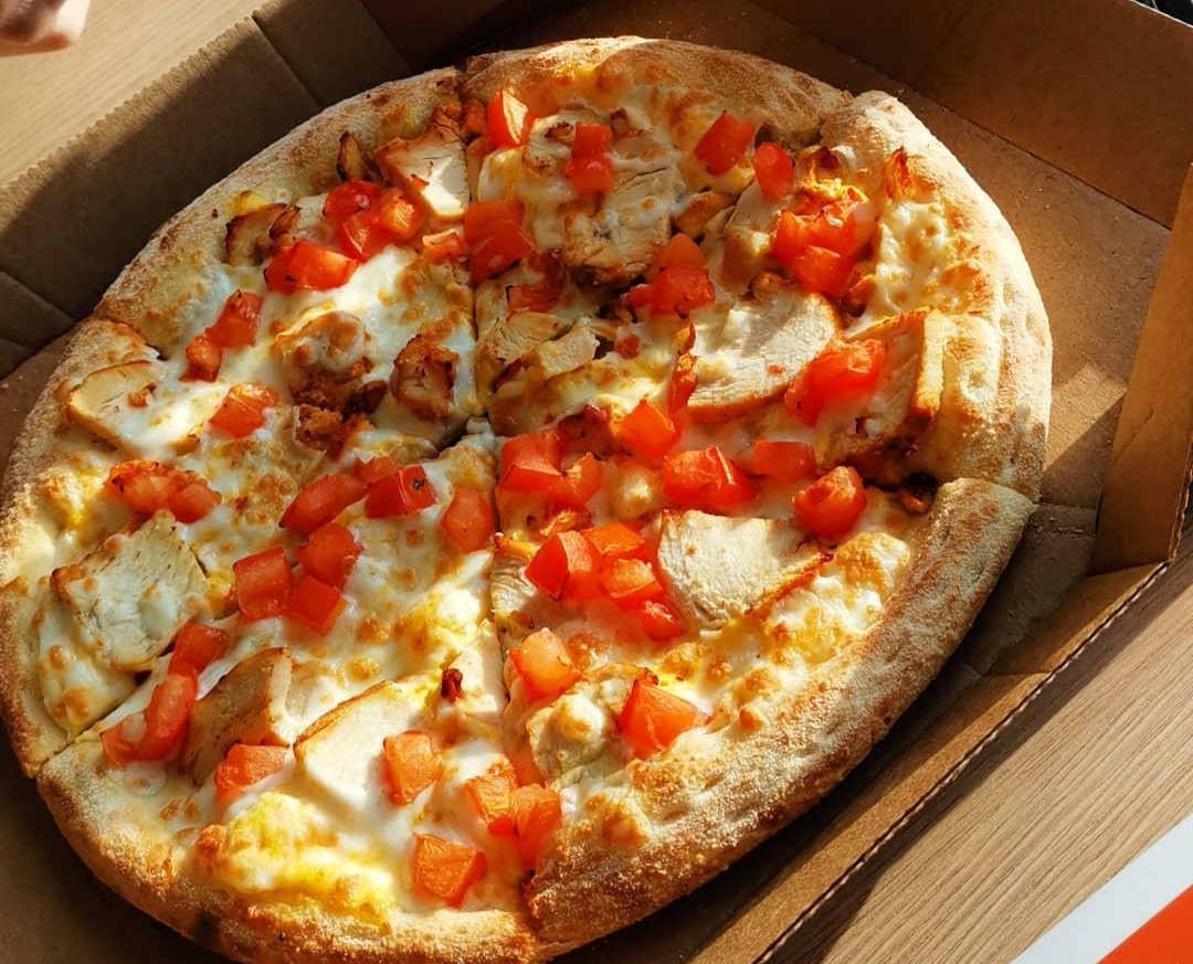 Я спокойно ем пиццу и не ругаю себя. Главное не обжираться!