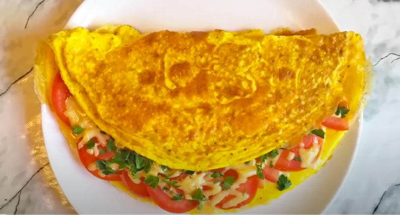Теща поделилась вкуснейшим рецептом омлета с начинкой. Завтракаем всей семьей!