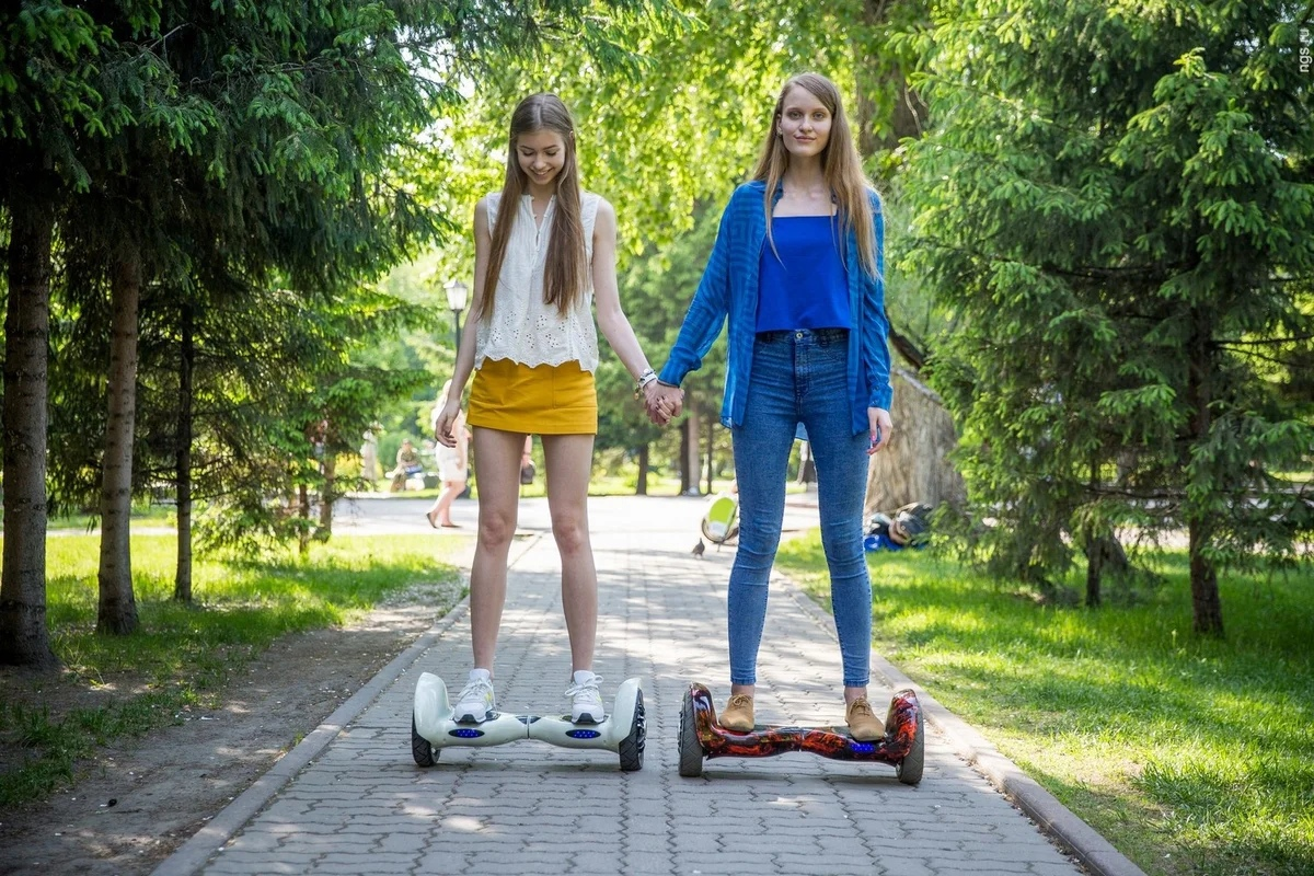 Подростки лето в москве. Подростки летом в городе. Подростки гуляют на улице. Девочки подростки на улице. Прогулка подростков.