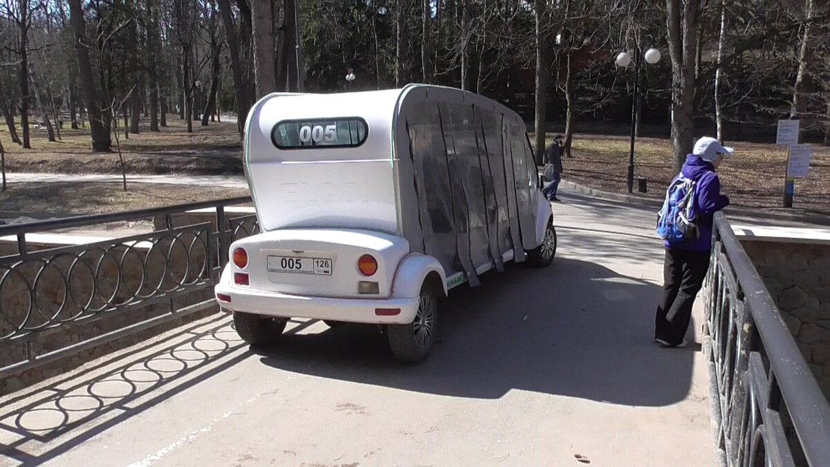 Электромобиль в парке