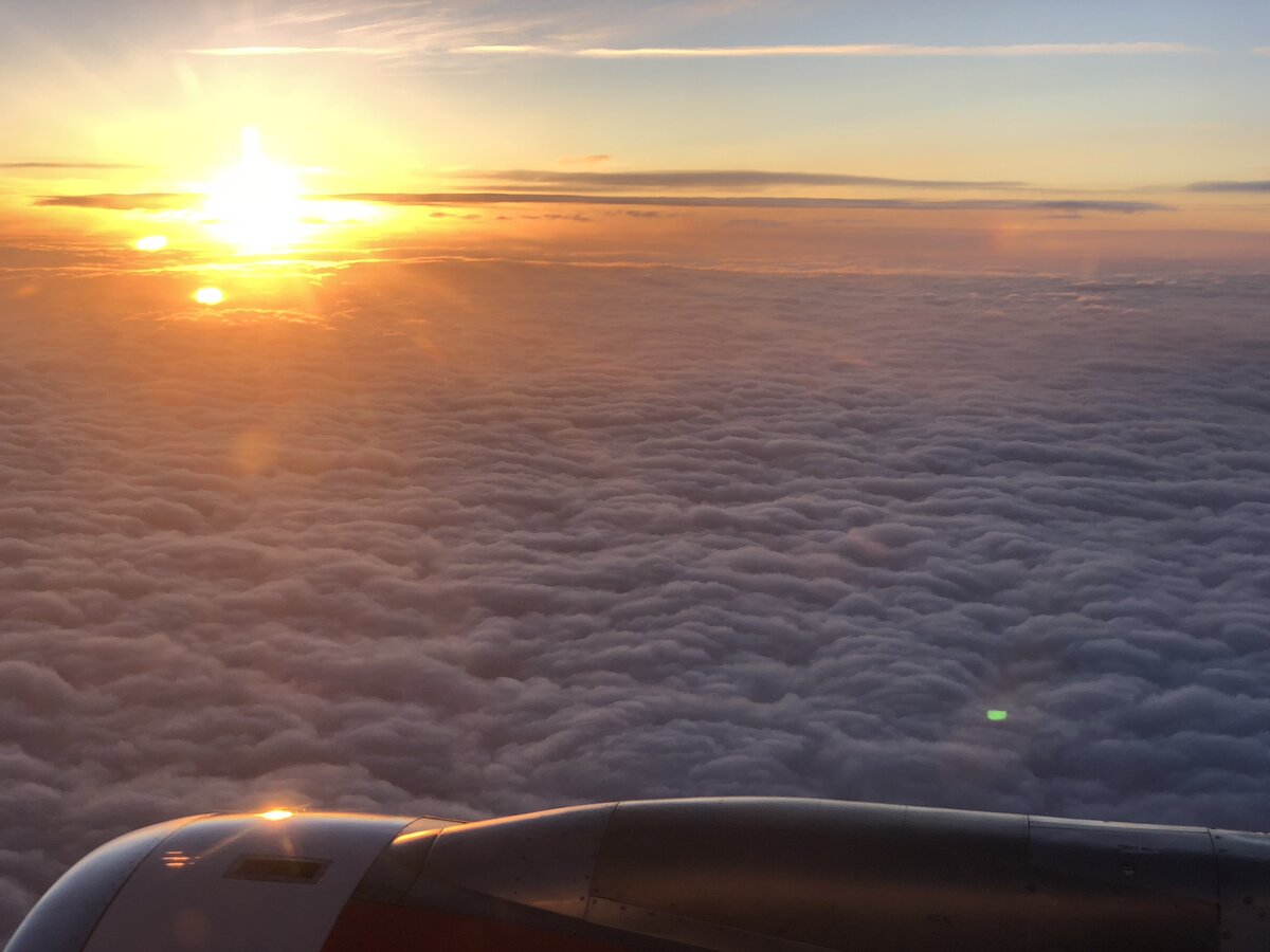 Вид из окошка иллюминатора - всегда завораживает! Особенно, если далеко внизу - неизведанный край!