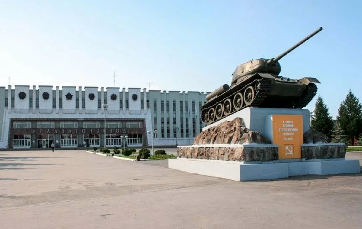 Проходная завода и памятник Танк Т-34, из открытых источников