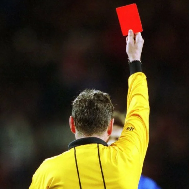 После красной карточки. Энди Уэйн красная карточка. Красная карточка в футболе. Желтая карточка в футболе. Жёлтая и красаная карточка.