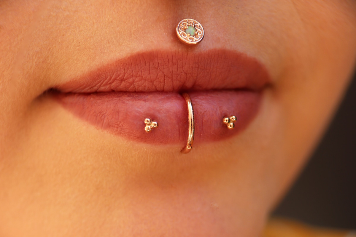 Piercing. Прокол губы лабрет, медуза, Монро.