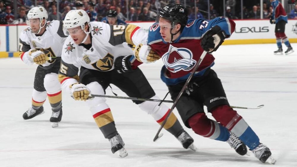 Игроки "Вегаса" не уступают в борьбе за шайбу. фото: картинки яндекса.