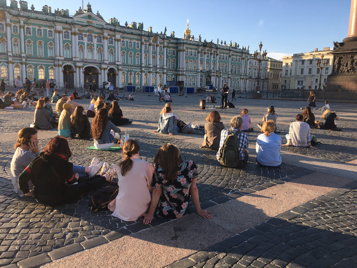 Как дела петербург. Как дела в питере. Перекресток служебный. Невский проспект 2020. Пикеты у гостиного двора в санкт-петербурге.