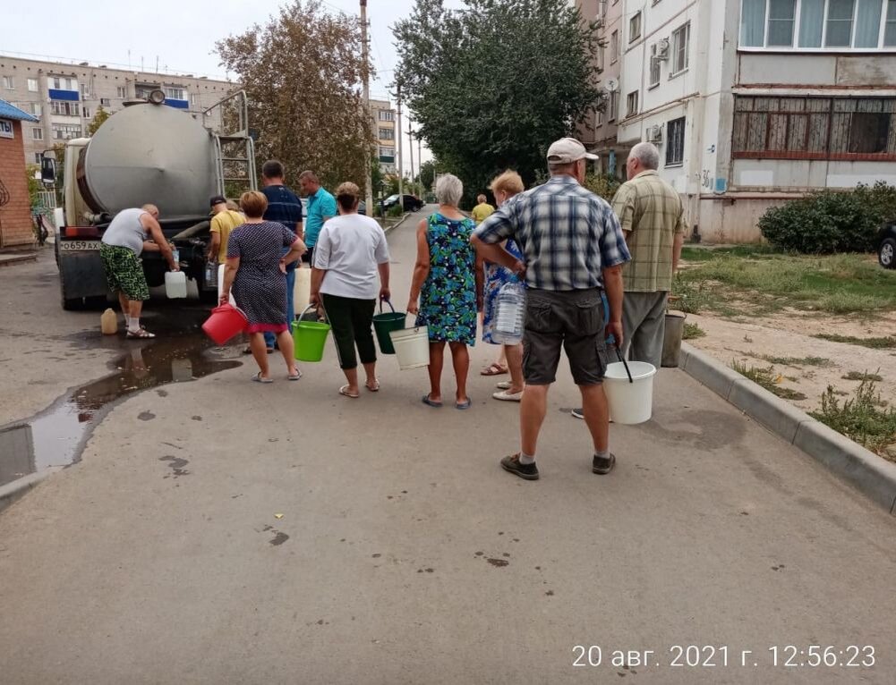 Жители вынуждены стоять в очередях к водовозам.