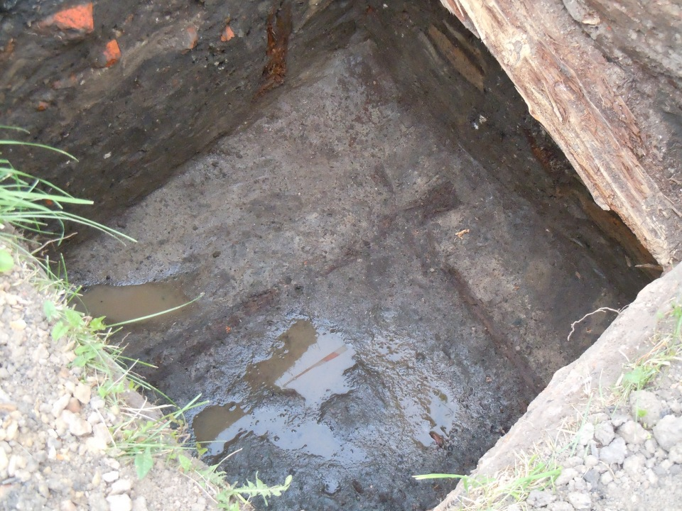 28 апреля 2012 г. Снова к Зачатской башне. Кадры не мои: http://www.skyscrapercity.com/showthread.php?t=1366667&page=20. Добрались до арок проезда. Справа, за берёзой, виден вход в башню.-45