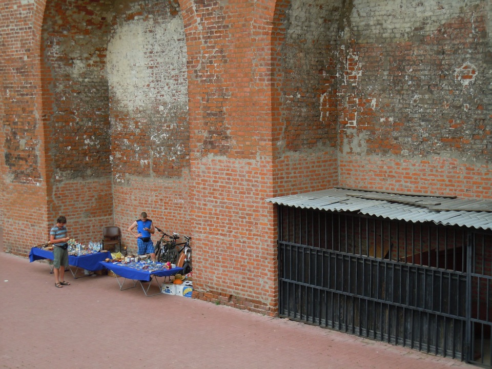 28 апреля 2012 г. Снова к Зачатской башне. Кадры не мои: http://www.skyscrapercity.com/showthread.php?t=1366667&page=20. Добрались до арок проезда. Справа, за берёзой, виден вход в башню.-51