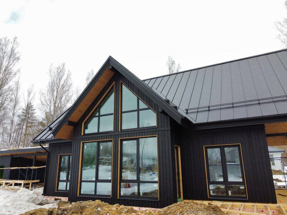 Цветные окна в загородном доме. Источник: ООО "АртДекор", "OKNA.VILLAGE"