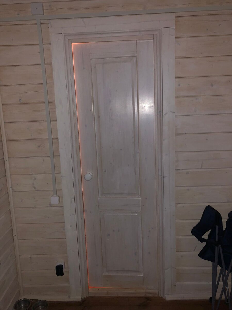 А в санузле поменяли дверь, чтоб открывалась в другую сторону 