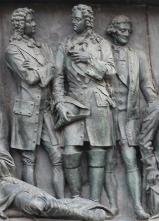 Генерал-фельдмаршал князь Михаил Михайлович Голицын (в центре) на памятнике Тысячелетию Государства Российского в Новгороде (изображение из открытых источников)