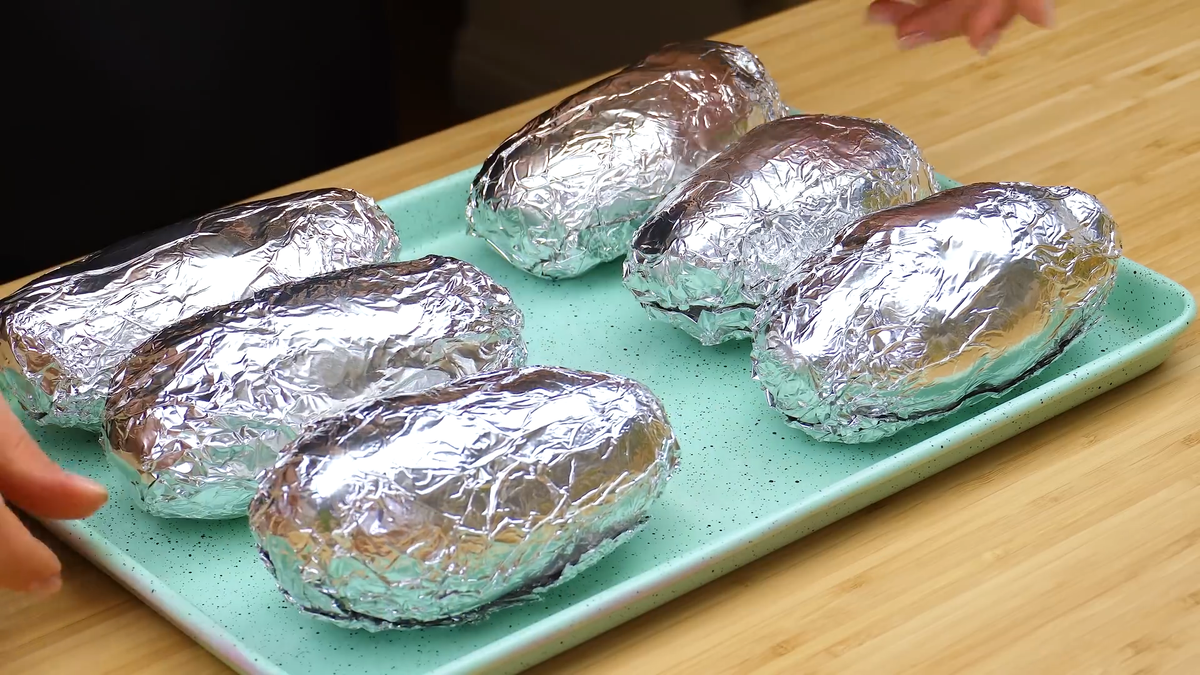 Выпекать в духовке при 200°C 1 час 10 минут. 