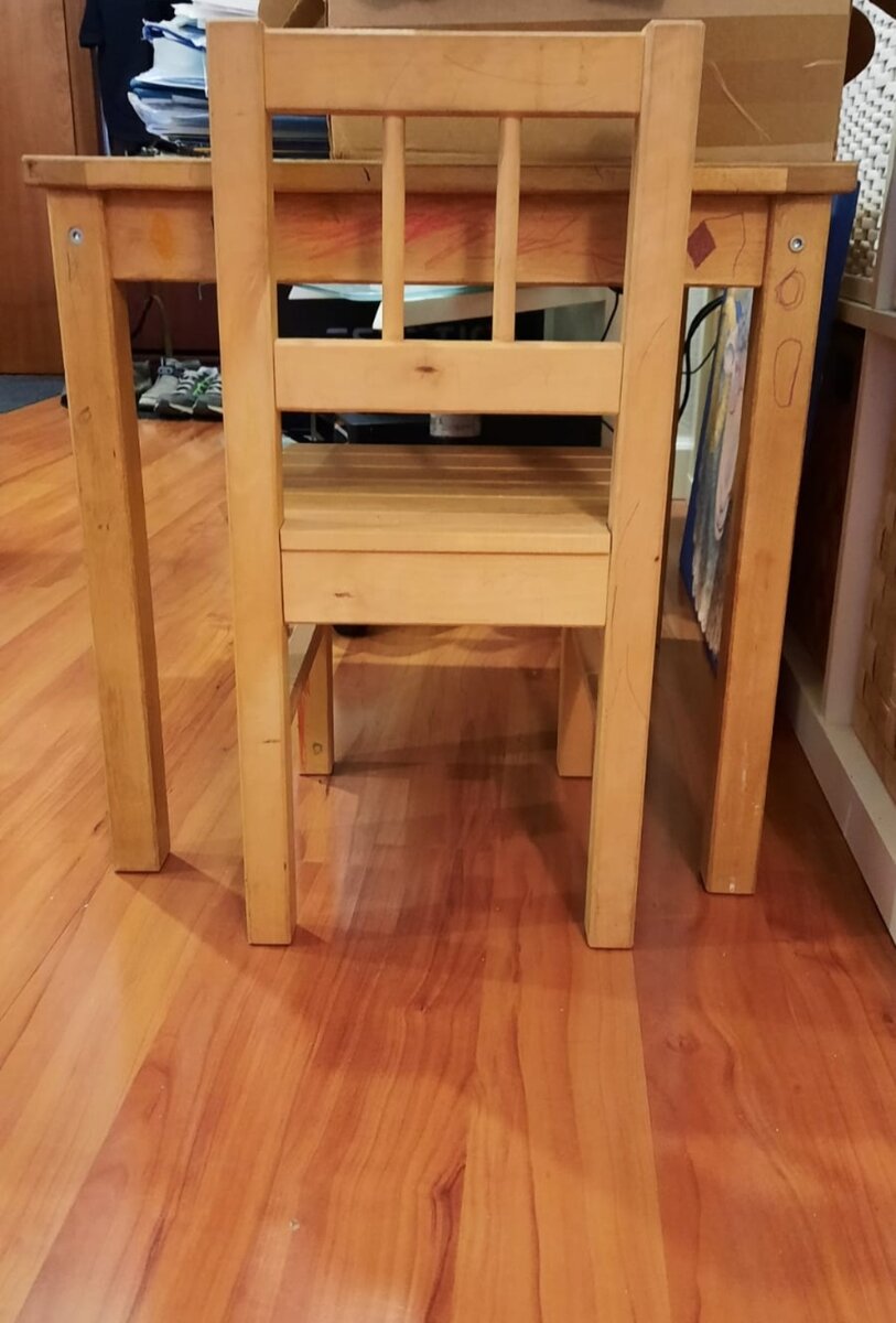 Карандаш отмылся, а фломастер - конечно нет.