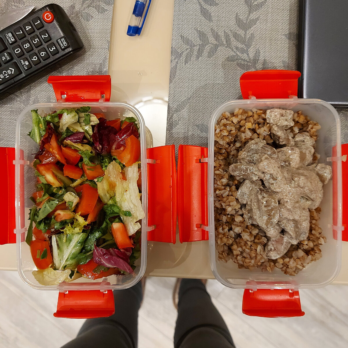 Сегодня на обед у меня была гречка с куриными сердечками, тушеными в сметане, и салат.