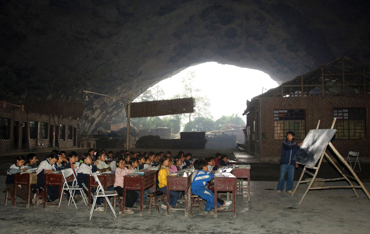 В пещерной деревне даже была своя школа до 2011года