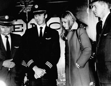 Экипаж захваченного самолета. Источник: https://en.wikipedia.org/wiki/File:Northwest_Airlines_Flight_305_Crew.jpg#/media/File:Northwest_Airlines_Flight_305_Crew.jpg