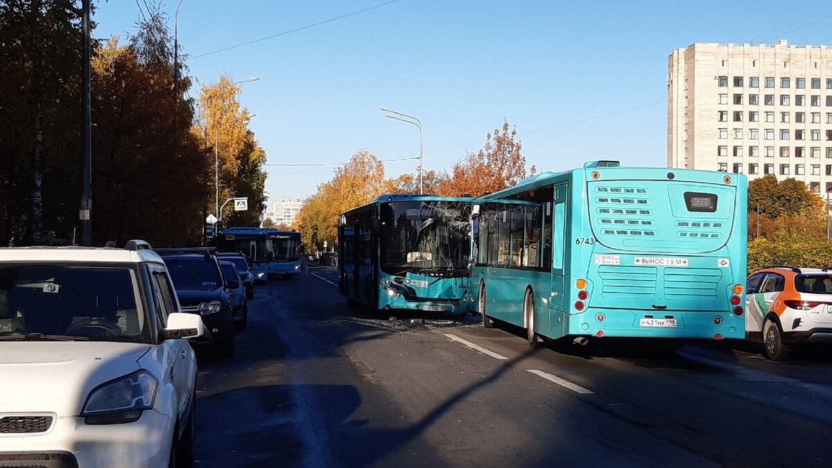 Водитель школьного автобуса трахает старшеклассницу