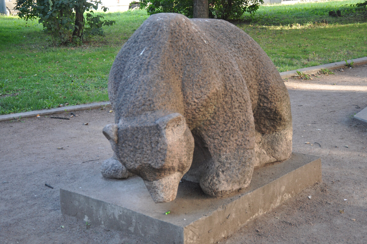 Скульптура медведя в сквере перед Вокзальной площадью.