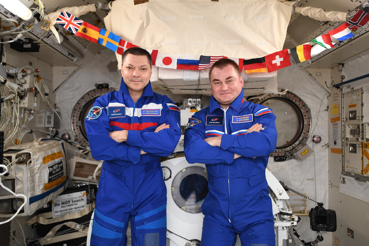 Космос год на орбите. Космос год на орбите. Юрий романенко и георгий гречко новый год на орбите. Космонавт на орбите. Космос год на орбите.